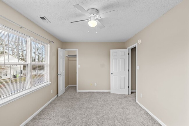 Building Photo - 2 Bed 2.5 Bath Townhome