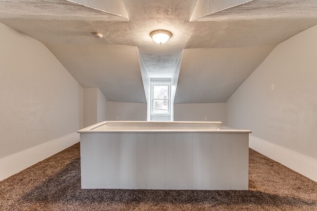 Building Photo - Beautiful Newly Renovated 3 Bedroom 2 Bathroom (Bloomfield)