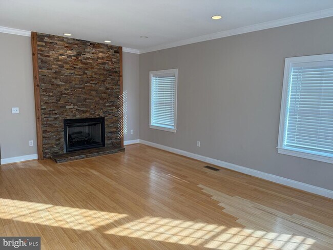 Building Photo - 728 18th St S