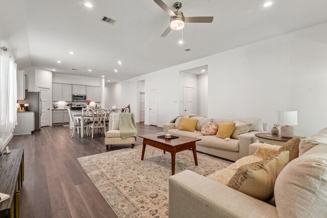 Building Photo - 560 Newcomb Holw Dr