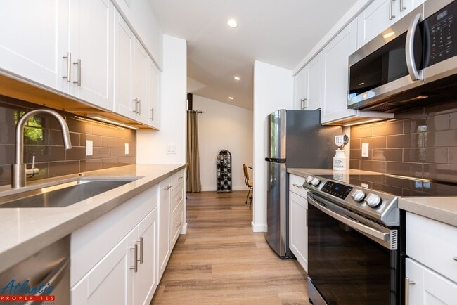 Building Photo - Stunning Penthouse | Designer Materials