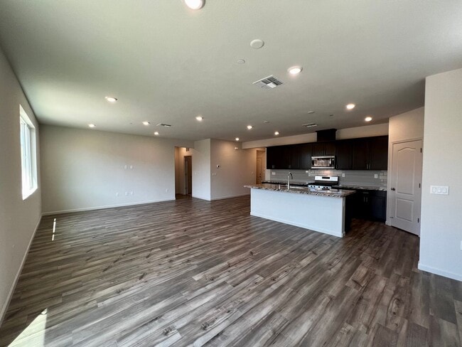 Building Photo - 2035 Greenbriar Dr