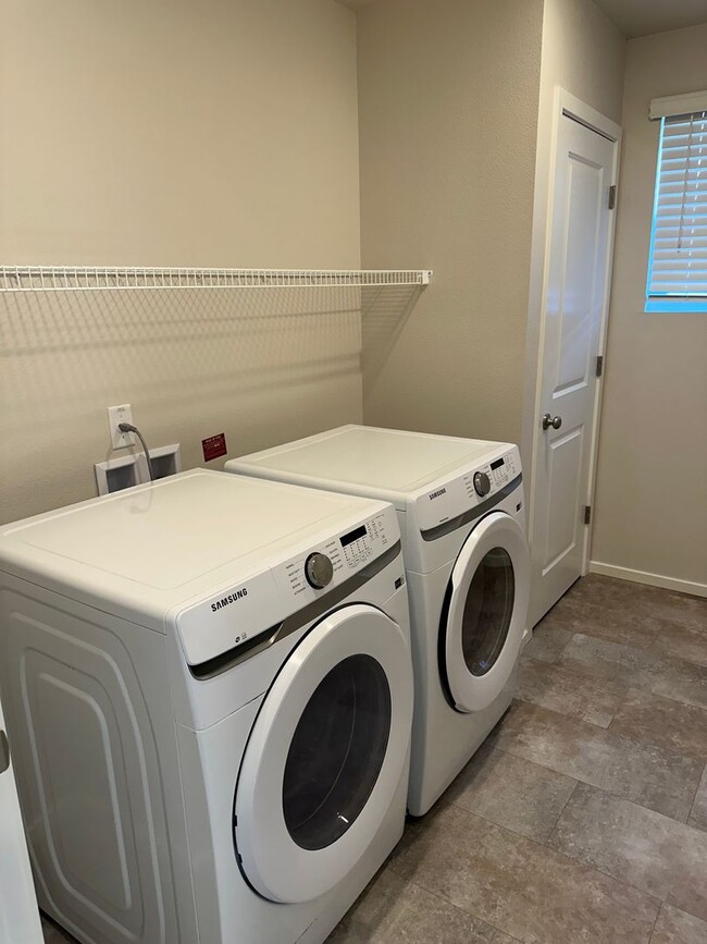 Building Photo - Newer 4 bedroom 2.5 bathroom house!