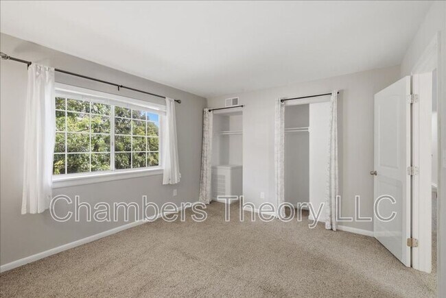 Building Photo - 1521 Colonial Dr