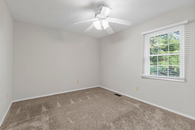 Building Photo - Spacious 4-Bed, 3-Bath Family Home