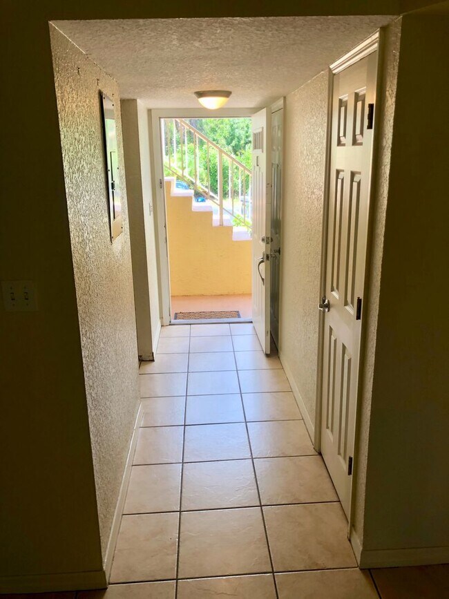 Building Photo - 936 La Costa Cir