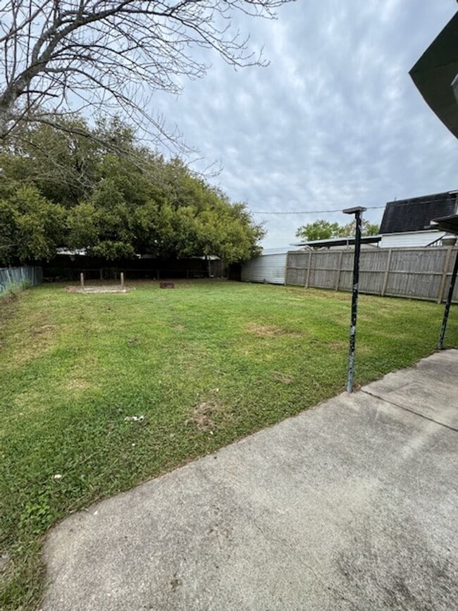 Building Photo - Mid April Move In