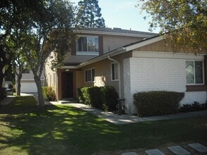 Building Photo - Popular townhouse in great location