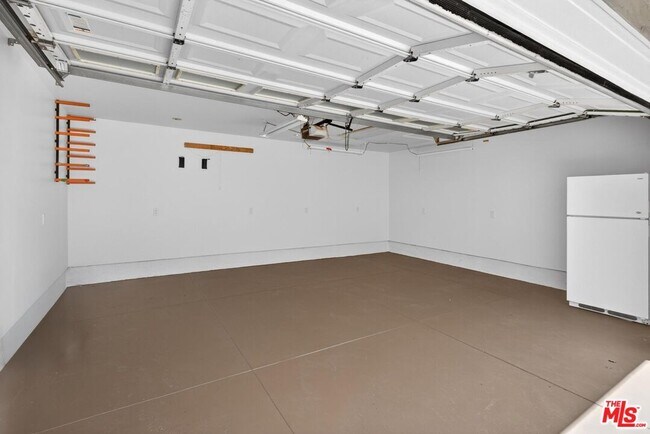 Building Photo - 10707 Wellworth Ave