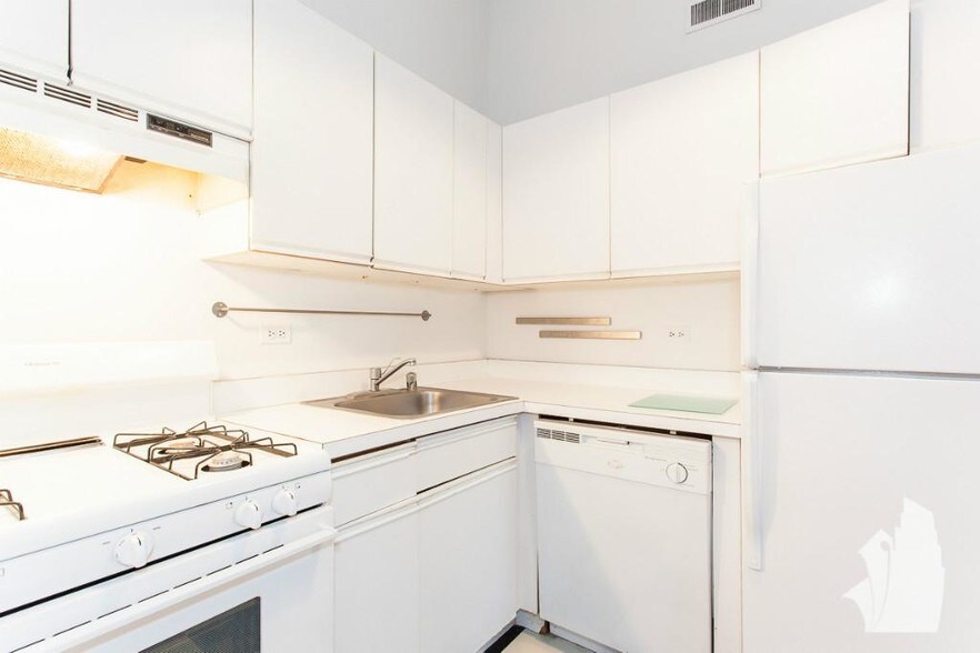 Building Photo - 2057 W Dickens Ave