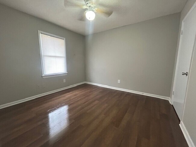 Building Photo - 123A Calvin Court