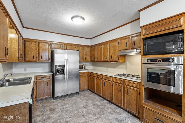 Building Photo - Check Out this 3 bed 2 bath!!