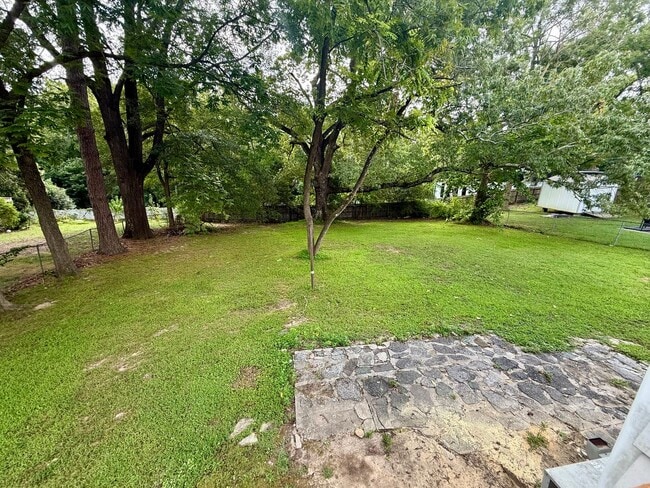 Building Photo - Two bedroom, 1 bath house in Burlington