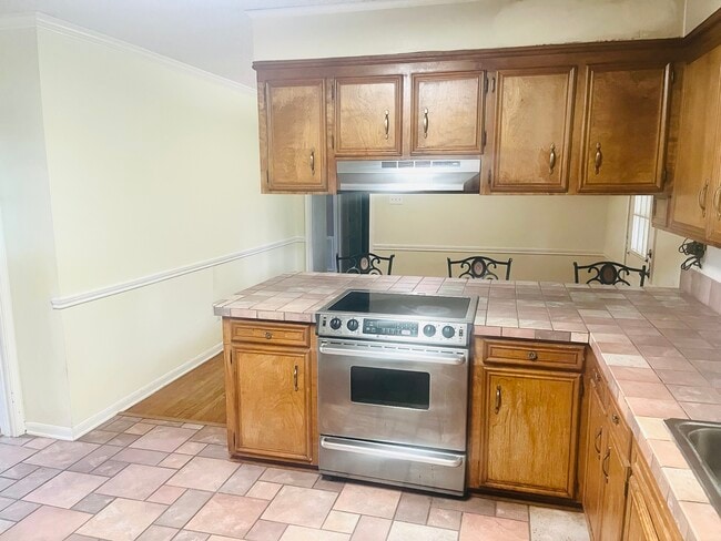 Building Photo - 5808 Hiawatha Dr