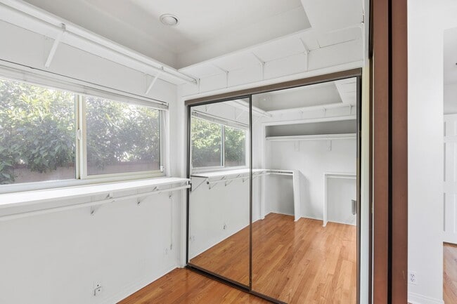 Building Photo - Spacious 4 BR 3 BA Home in Prime West L.A.
