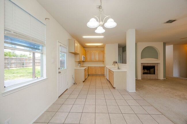 Building Photo - Great one story house with 3 bedrooms & st...