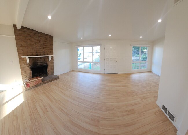 Building Photo - Cuesta By the sea cottage for Rent! Close ...