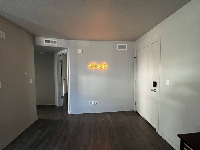 Building Photo - 2 Bedroom Pet Friendly Unit for Rent in Provo