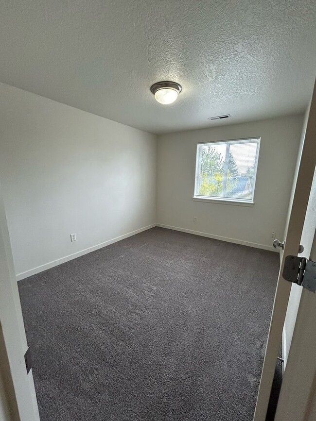 Building Photo - Beautifully Renovated 3 Bedroom Townhome i...