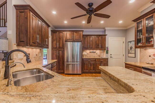 Building Photo - Fully Furnished Home!