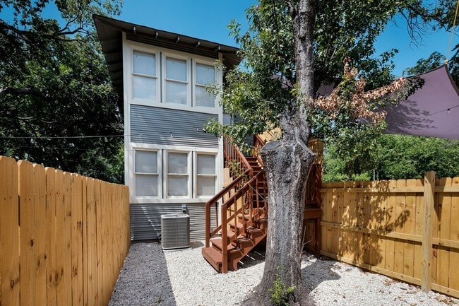 Building Photo - Private Balcony & Prime Location