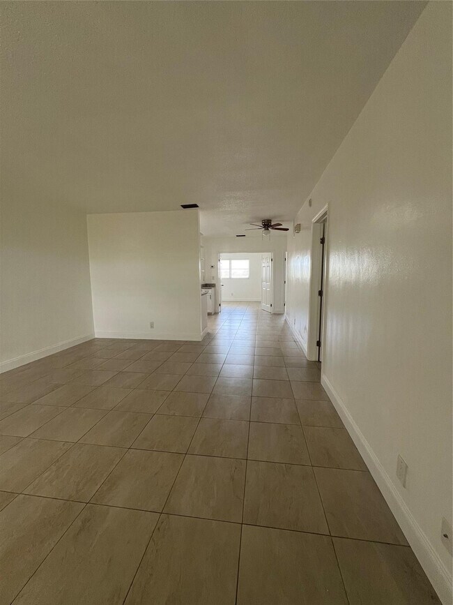 Building Photo - 2550 NE 51st St