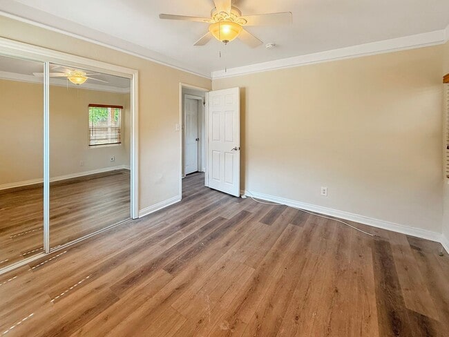 Building Photo - Charming 2B/1BA House w/ Large Yard, Garag...