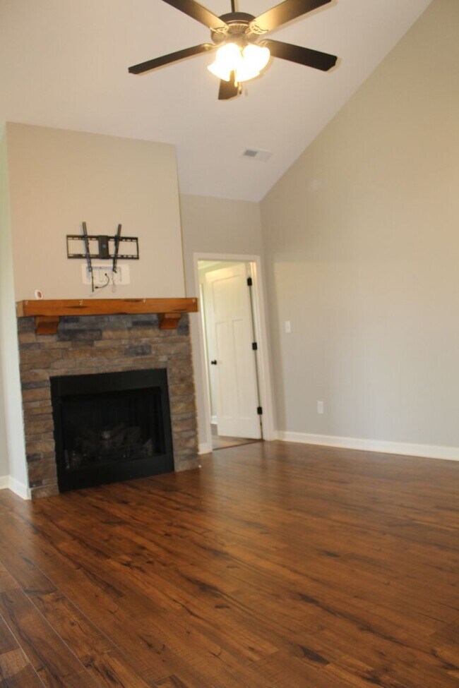 Building Photo - 3 Bed/2 Bath Home - Desirable Planter's Ridge Subdivision/CBA Schools