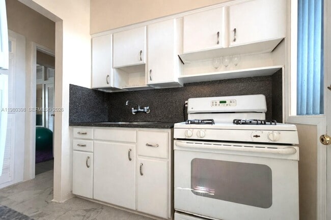 Building Photo - 4710 Pine Tree Dr