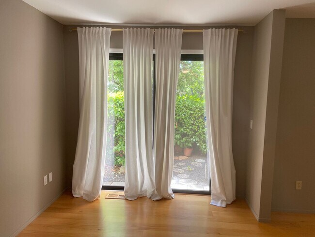 Building Photo - Beautiful End Unit Condo in Bennett Valley!