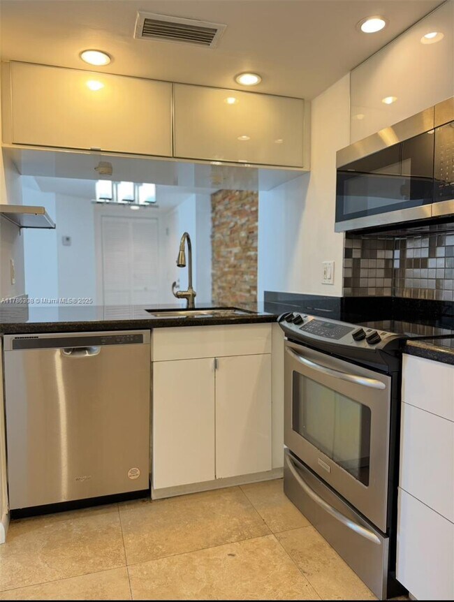 Building Photo - 770 Claughton Island Dr