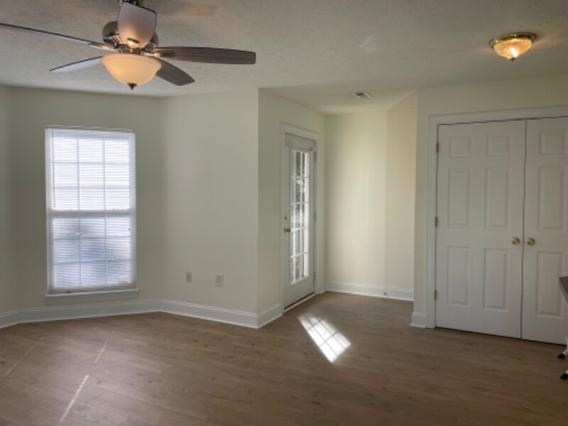 Building Photo - 1016 Hickory Dr