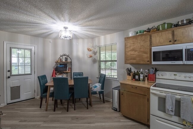 Building Photo - 21 Pinewood Ln