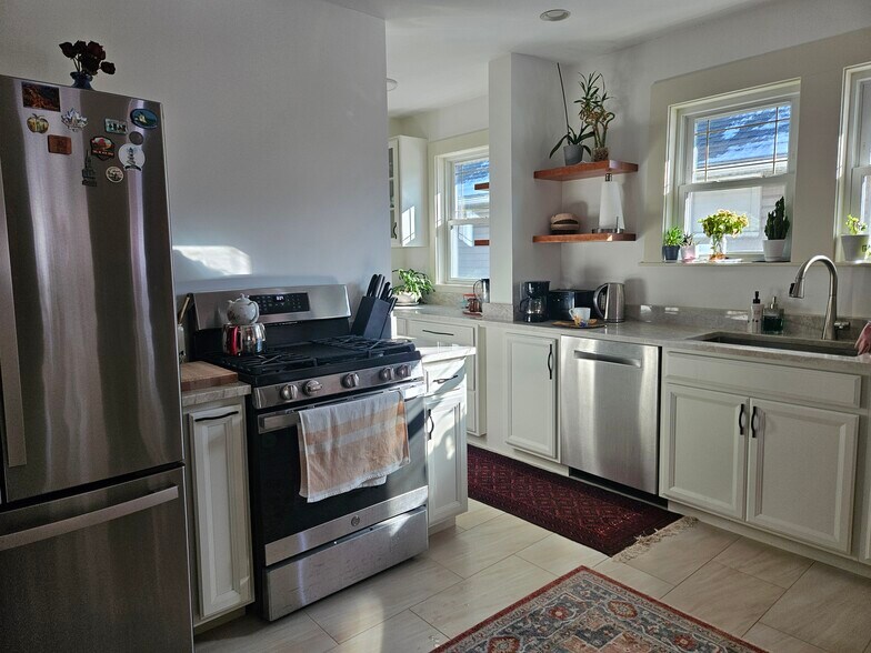 Building Photo - 66 California St