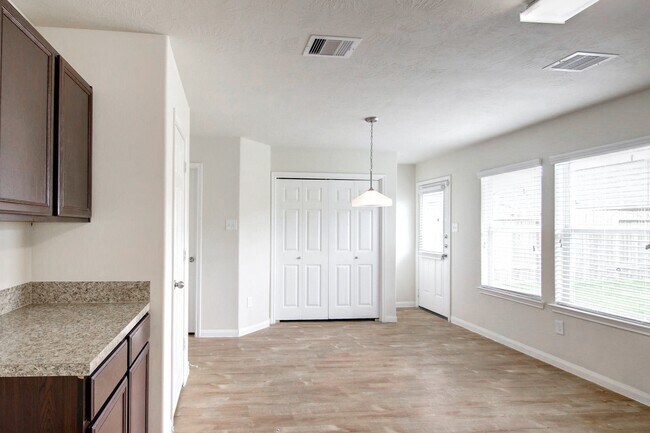 Building Photo - 2427 Sailors Way