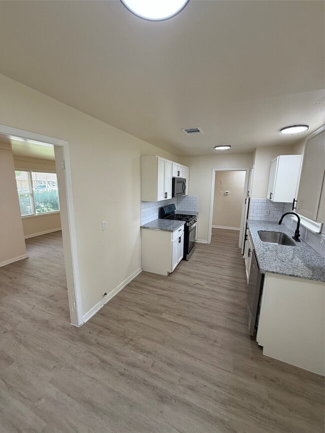Building Photo - 407 Midway Dr