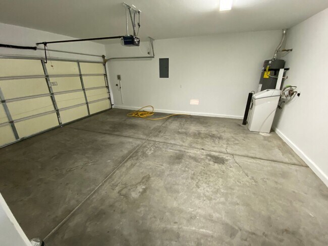 Building Photo - Two Story 3 bed/2.5 bath home in Silverado Ranch area