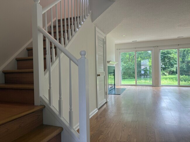 Building Photo - 11 Strathmore Ln