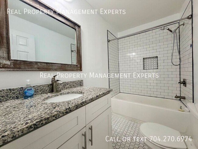 Building Photo - 903 Michigan St