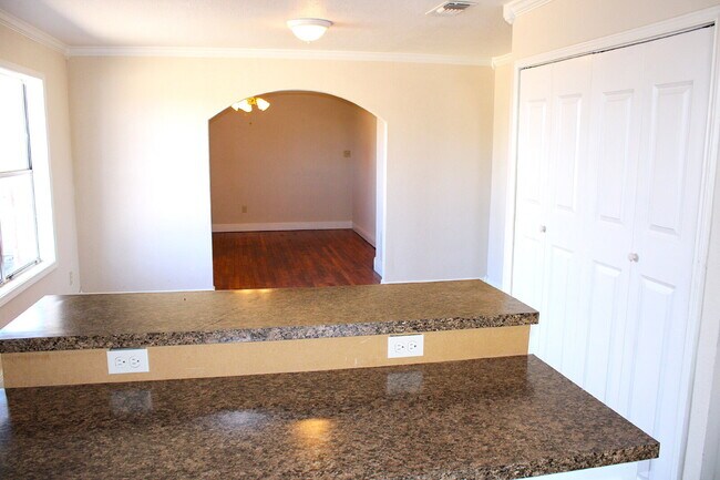 Building Photo - nicely remodeled 2/2 spacious home