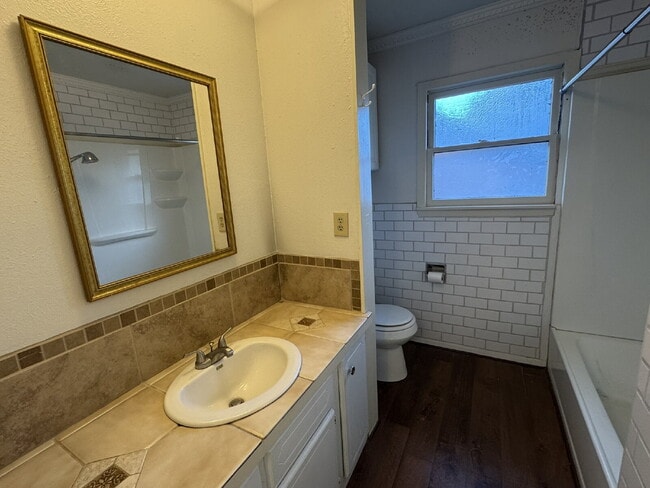 Building Photo - 3 bedroom 2 bath, great neighborhood! One ...