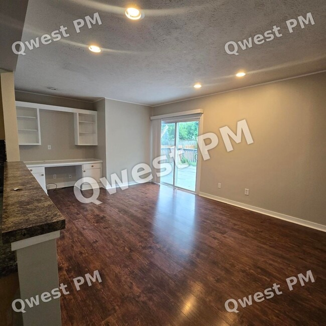 Building Photo - 1127 Eastmont Dr SE
