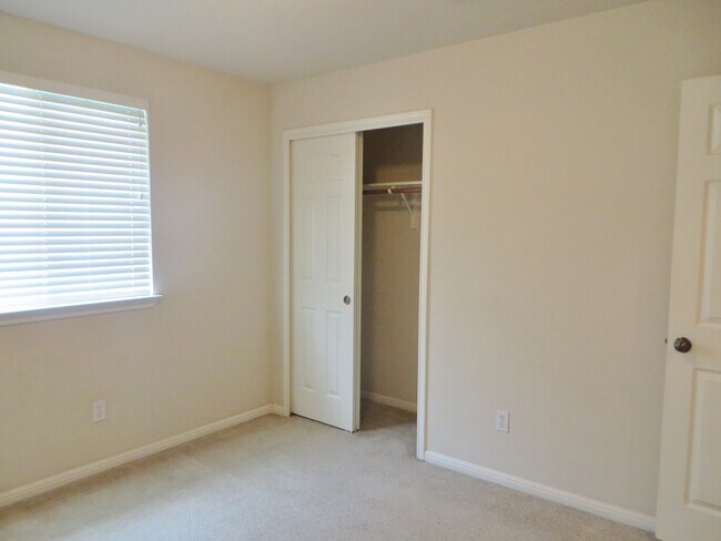 Building Photo - 3 Bedroom 2 Bathroom Villages of Berry Cre...