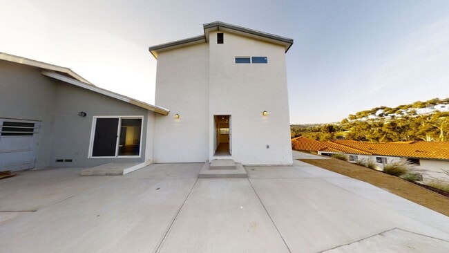 Building Photo - 4BD/2BA, Balcony Views!!