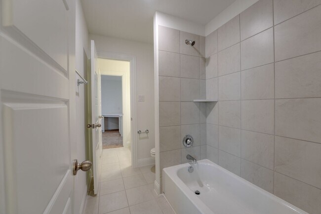 Building Photo - Must See 5 Bed 4.5 Bath in Northlake
