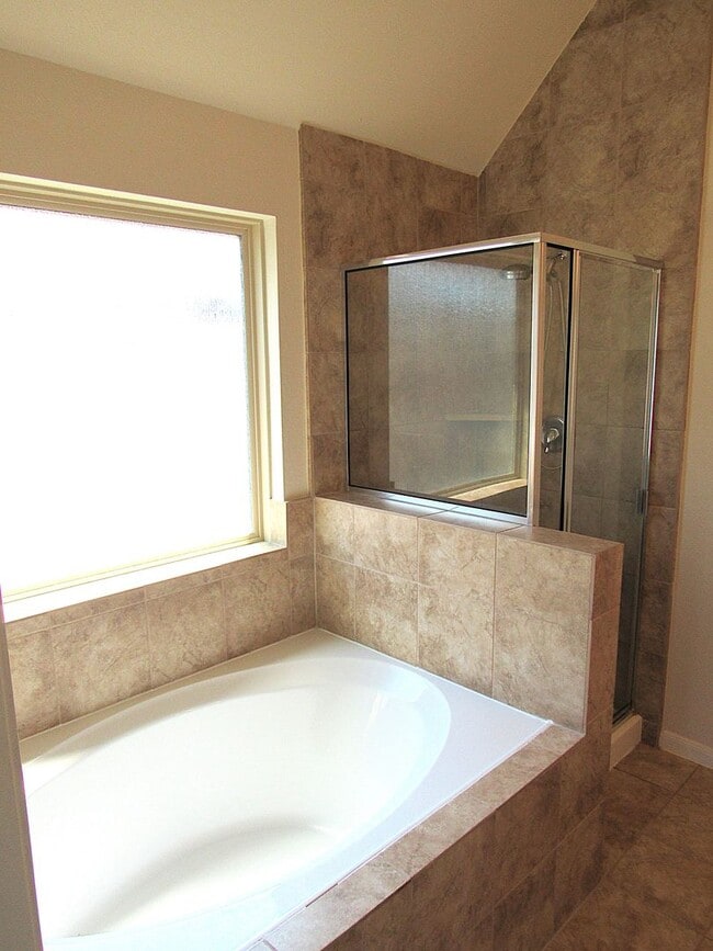 Building Photo - Spacious, Modern and Conveniently Located ...