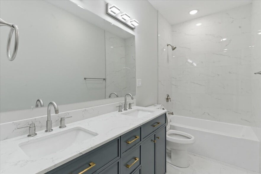 Building Photo - 6222 S King Dr