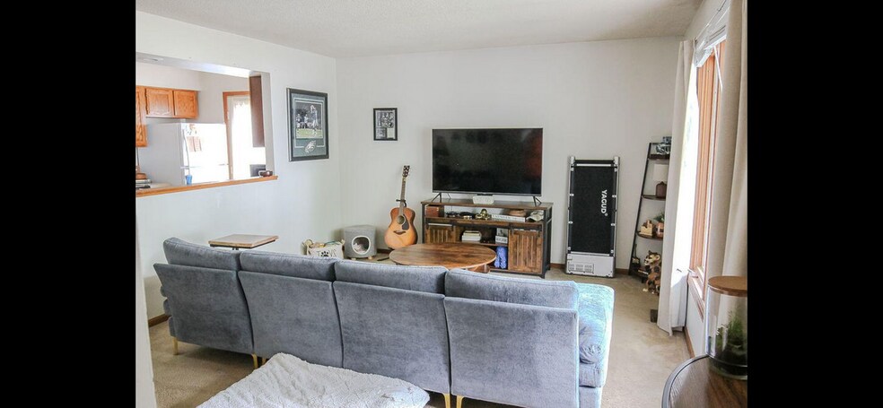 Livingroom - 3422 West St