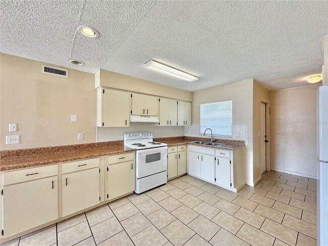 Building Photo - 2540 Elm Ave