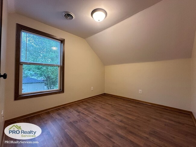 Building Photo - 3 Bedroom Home in St. Paul